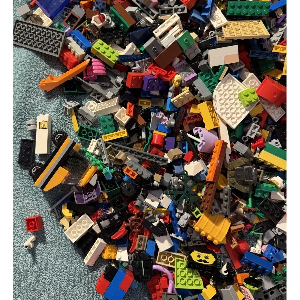 6 lb 11 oz LEGO Bulk Lot Minifigures Baseplates Parts Pieces Mixed 107 oz